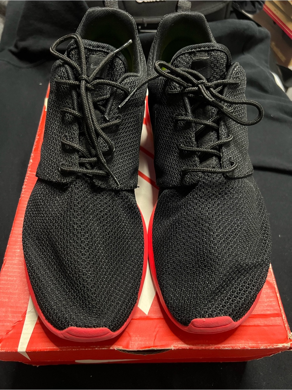 Nike Roshe Run (bred) Black Knit Lace-Up Sneakers with Red Accents